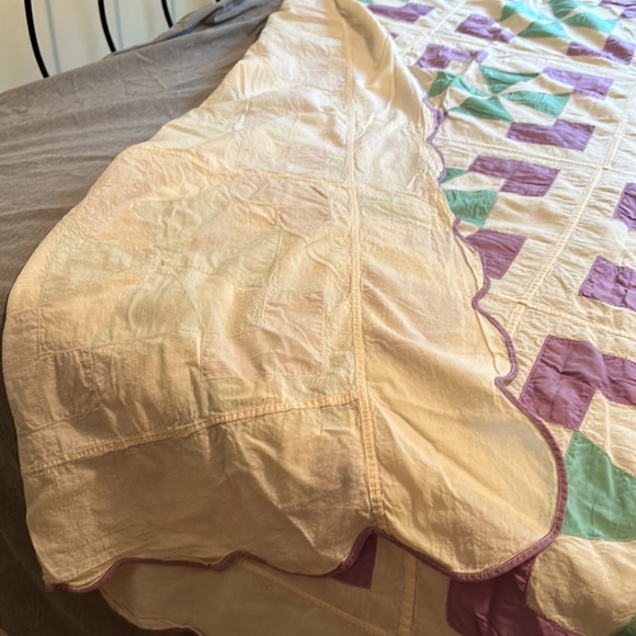 VINTAGE Quilted Twin Size Bed Cover with Scalloped Edges - Picture 7 of 7